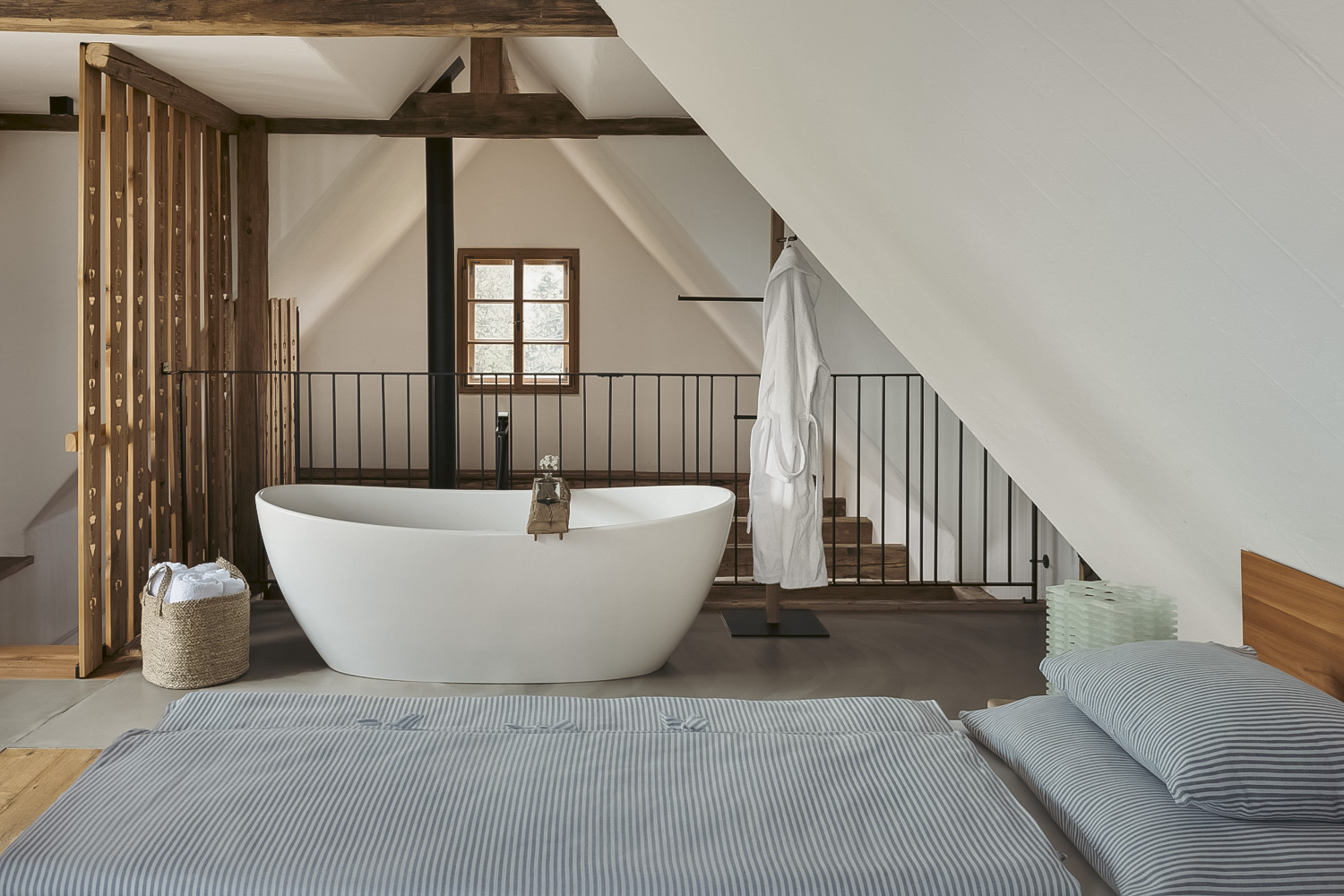 Ferienhaus Franzl - Schlafzimmer mit freistehender Badewanne