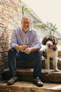 Gastgeber Günter mit Hund Hera