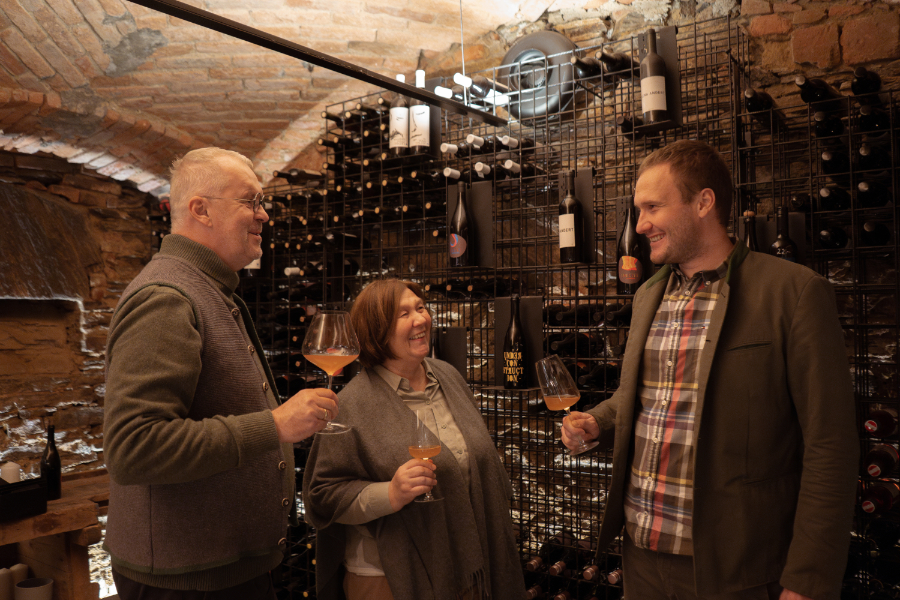 Familie Krainer im Weinkeller