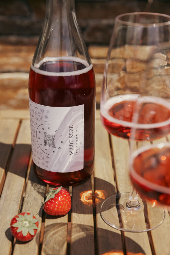 Naturwein Genuss im Sommer am Pool