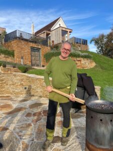 Gastgeber Günter Krainer beim Maronibraten