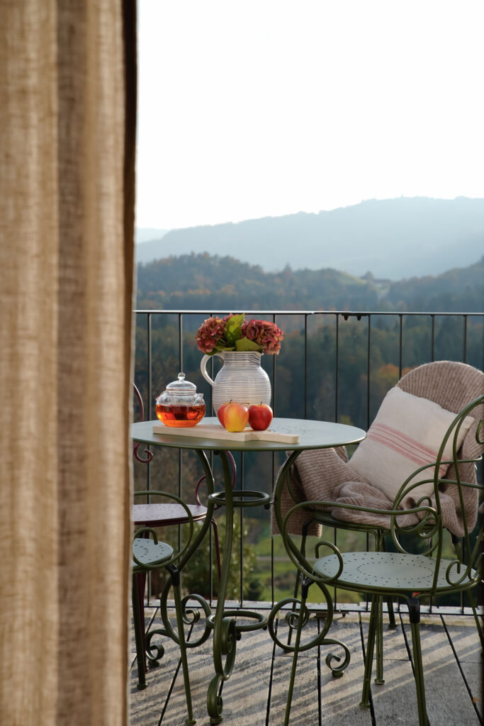 Herbstlich gedeckter Tisch auf Terrasse