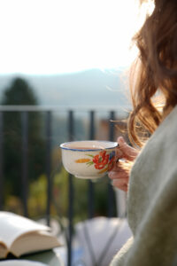 Eine Tasse Tee trinken mit Blick auf die Hügel