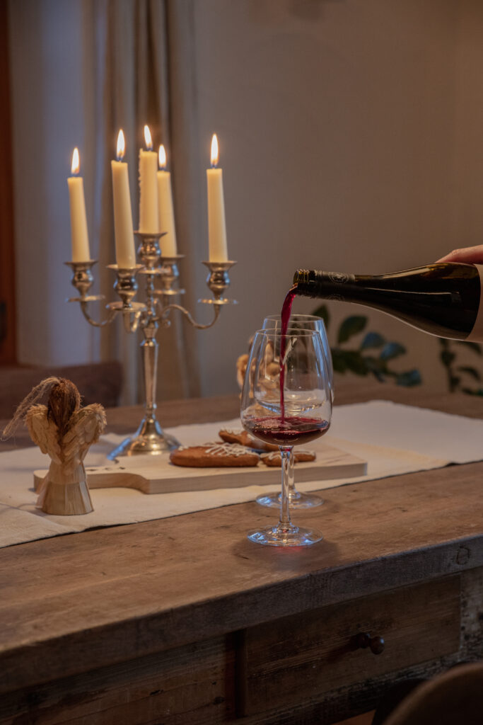 Weihnachtlich geschmückter Tisch