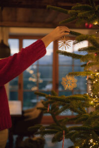 Weihnachtsbaum schmücken am Wildbachberg im Chalet